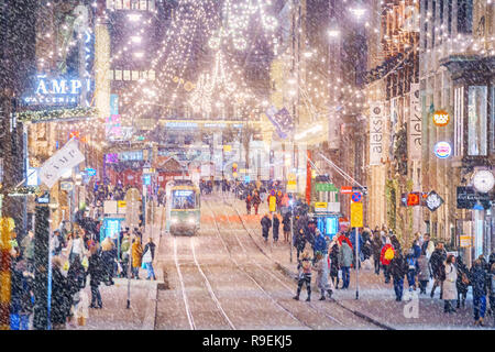 Schneefall in Aleksanterinkatu Helsinki, Finnland Stockfoto