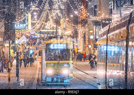 Schneefall in Aleksanterinkatu Helsinki, Finnland Stockfoto