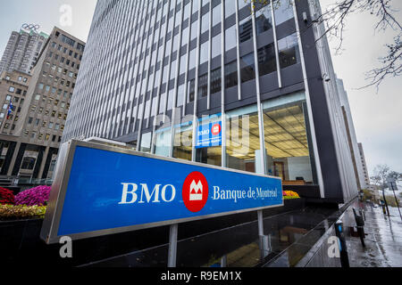 MONTREAL, KANADA - 3. NOVEMBER 2018: Bank von Montreal logo, bekannt als BMO, vor ihrem Büro. Genannt sowie die Banque de Montreal, es ist eine Stockfoto
