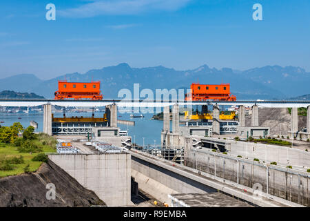 Drei-schluchten-Staudamm, Fluss Yangtze, China, fo Schiff anheben und Dam Stockfoto