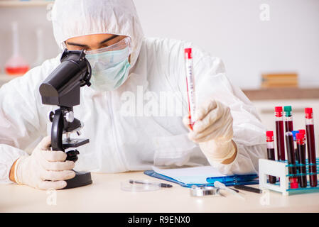 Junge schöne Lab Assistant Prüfung Blutproben im Krankenhaus Stockfoto