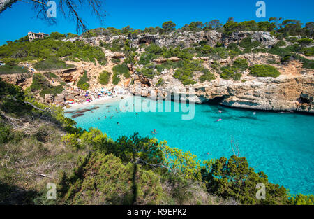 Atemberaubende Aussicht auf Calo des Moro Bucht mit seinem türkisfarbenen Wasser durch die malerischen Felsen umgeben. Stockfoto