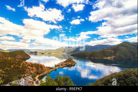 Querformat der Lugu See. Im nordwestlichen Teil der Provinz Yunnan Hochebene gelegen, der See ist auch der "See" durch die lokalen Mosuo Menschen genannt. Stockfoto