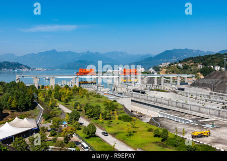 Drei-schluchten-Staudamm, Fluss Yangtze, China, fo Schiff anheben und Dam Stockfoto