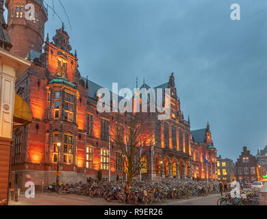 Groningen, Niederlande. Dezember 19, 2018. Die Akademie Gebäude der Universität Groningen, beleuchtete während der Goldenen Stunde. Stockfoto