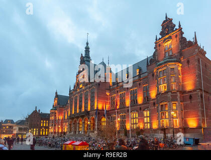 Groningen, Niederlande. Dezember 19, 2018. Die Akademie Gebäude der Universität Groningen, beleuchtete während der Goldenen Stunde. Stockfoto