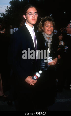 HOLLYWOOD, CA - 3. JUNI: Schauspieler Oz Perkins und Mutter Berry Berenson nehmen an der 7. jährlichen Kalifornien Modebranche Freunde der AIDS-Projekt Los Angeles (APLA) Abendessen und Fashion Show zu Ehren Calvin Klein in der Hollywood Bowl in Hollywood, Kalifornien. Foto von Barry King/Alamy Stock Foto Stockfoto