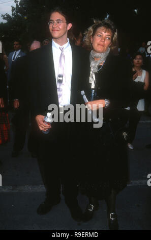 HOLLYWOOD, CA - 3. JUNI: Schauspieler Oz Perkins und Mutter Berry Berenson nehmen an der 7. jährlichen Kalifornien Modebranche Freunde der AIDS-Projekt Los Angeles (APLA) Abendessen und Fashion Show zu Ehren Calvin Klein in der Hollywood Bowl in Hollywood, Kalifornien. Foto von Barry King/Alamy Stock Foto Stockfoto