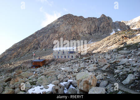 Rocky Schutthang mit einer steinernen Hütte am Fuße des Le Mammouth berg in den Schweizer Alpen Stockfoto