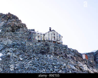 Rocky Schutthang mit einer steinernen Hütte am Fuße des Dent Blanche berg in den Schweizer Alpen Stockfoto