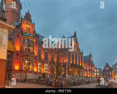 Groningen, Niederlande. Dezember 19, 2018. Die Akademie Gebäude der Universität Groningen, beleuchtete während der Goldenen Stunde. Stockfoto