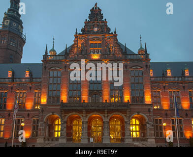 Groningen, Niederlande. Dezember 19, 2018. Die Akademie Gebäude der Universität Groningen, beleuchtete während der Goldenen Stunde. Stockfoto