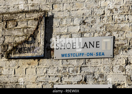Shoe Lane street sign, Westcliff on Sea, Essex, Großbritannien. Neue Schild auf alte Mauer verfallenden vintage Zeichen Stockfoto