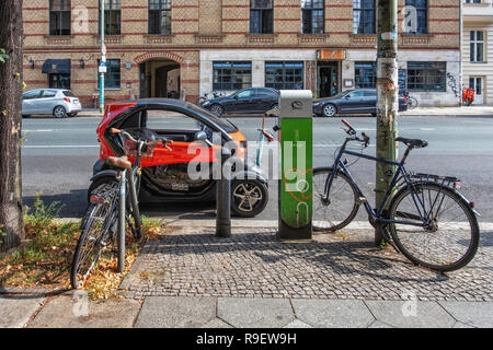 Berlin-Mitte. Renault Twizy Elektroauto an Ladestationen. Kleine Zweisitzer wird der Akku in der Stadt. Stockfoto