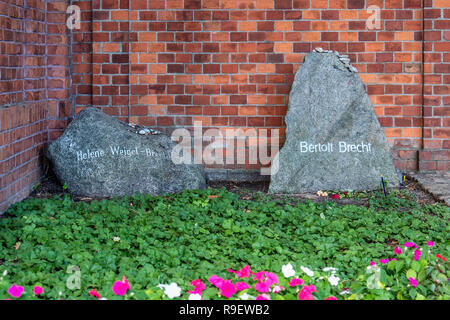 Berlin, Mitte. Dorotheenstadt protestantischen Friedhof und Beerdigung. Bertolt-Brecht Grab & Helene Weigel-Brecht Grab. Stockfoto