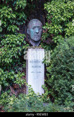 Berlin, Mitte. Dorotheenstadt protestantischen Friedhof und Beerdigung. Heinrich Mann Grab mit Bronze Büste Skulptur. Stockfoto