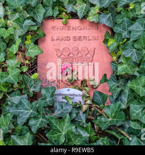 Berlin, Mitte. Dorotheenstadt protestantischen Friedhof und Beerdigung. Ehrengrab, verehrte Grab Plakette. Stockfoto