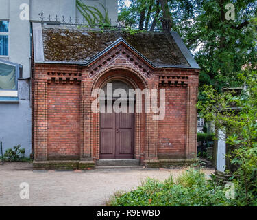 Berlin, Mitte. Dorotheenstadt protestantischen Friedhof und Beerdigung. Familie Grab, dekorative Ziegelgebäude Stockfoto