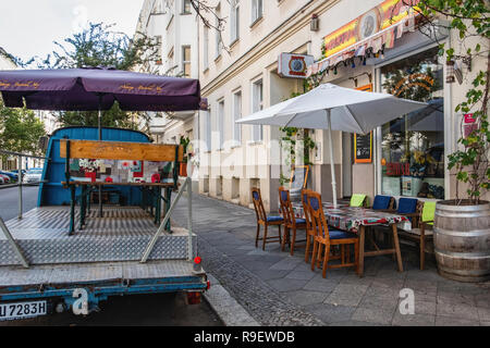 Berlin-Mitte. Happy Buddha indische Restaurant mit Tischen im Freien & zusätzliche Plätze auf einem geparkten Lkw Stockfoto