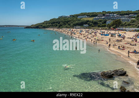 Einem langen Sommertag an Porthminster Beach St. Ives, Cornwall UK mit wunderschönen kristallklaren Meer. Stockfoto