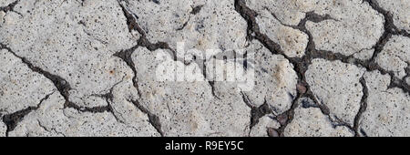 Weiße Farbe über die alten Risse im Asphalt closeup Hintergrund Stockfoto