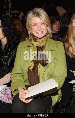 NEW YORK - 11. Februar: TV-Persönlichkeit Martha Stewart nimmt an den Chado Ralph Rucci Herbst 2010 fashion show während der Mercedes-Benz Fashion Week am 11. Februar 2010 in New York City. (Foto von Steve Mack/S.D. Mack Bilder) Stockfoto