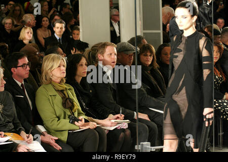 NEW YORK - 11. Februar: TV-Persönlichkeit Martha Stewart nimmt an den Chado Ralph Rucci Herbst 2010 fashion show während der Mercedes-Benz Fashion Week am 11. Februar 2010 in New York City. (Foto von Steve Mack/S.D. Mack Bilder) Stockfoto