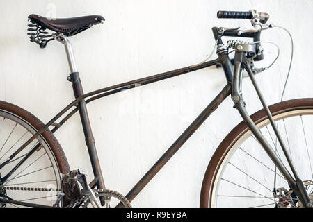 Einzigartige kundenspezifische - Fahrrad auf weißem Hintergrund Stockfoto