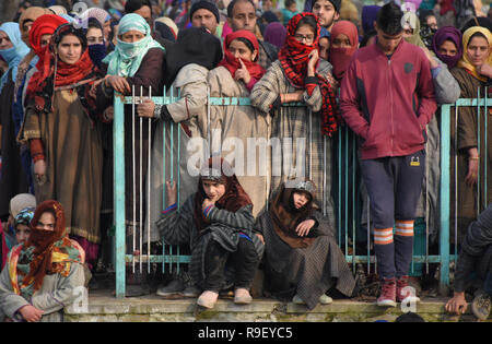 Zentrale, Indien. 22 Dez, 2018. Kaschmir muslimischen Kinder nehmen an der Trauerzug der getöteten Rebellen in Dadsara zentralen Gegend, südlich von Srinagar, Indien verwalteten Kaschmir am 22. Dezember 2018. Sechs Rebellen wurden während Pre-Dawn Begegnung mit der indischen Regierung Kräfte im Bereich der Zentralen Bezirk Armpora getötet. Credit: Muzamil Mattoo/Pacific Press/Alamy leben Nachrichten Stockfoto