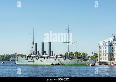 Legendäre Cruiser Aurora auf der 'ewigen Parken' nach der Rekonstruktion auf der Newa in der Stadt St. Petersburg an einem sonnigen Sommertag. Stockfoto