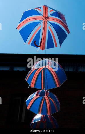 Union Jack Schirme hängen in einer Zeile in York Street Stockfoto