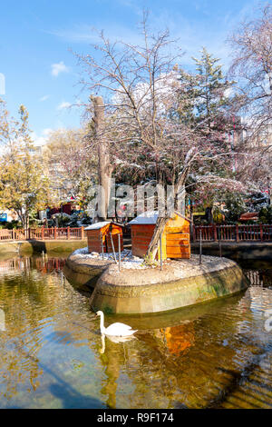 Ankara, Türkei - 13. Dezember 2018: Kugulu Park ist ein beliebter Ort, um den Tag und die Feed Vogel genießen. Stockfoto