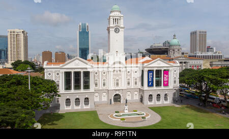 Der Glockenturm der Victoria Theater- und Konzertsaal, Singapur.Drone Fotografie Stockfoto