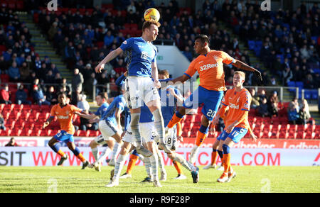 St Johnstone's Liam Craig (links) und Förster' Alfredo Morelos Kampf um den Ball während der LADBROKES Scottish Premier League Spiel im McDiarmid Park, Perth. Stockfoto