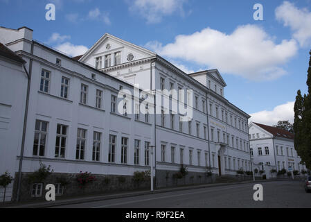 Die Stadt Putbus auf der Insel Rügen im Nordosten Deutschlands von 1810 gebaut, ist ein eindrucksvolles Beispiel des klassizistischen Stil Bauten wie die Pedagogium. Stockfoto