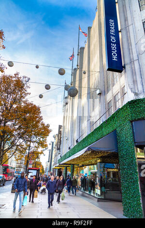 Die Menschen gehen auf die Oxford Street neben dem House of Fraser Kaufhaus, London, UK Stockfoto
