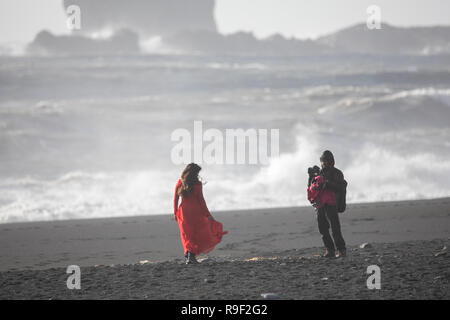 Fotograf und Model shooting Fotoshooting Island Strand Reynisfjara Stockfoto