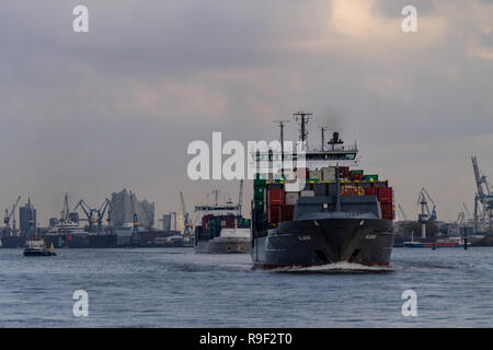 HAMBURG, DEUTSCHLAND - 11 November, 2018: Eine kleine Container schiff nähert sich den Hamburger Hafen. Stockfoto