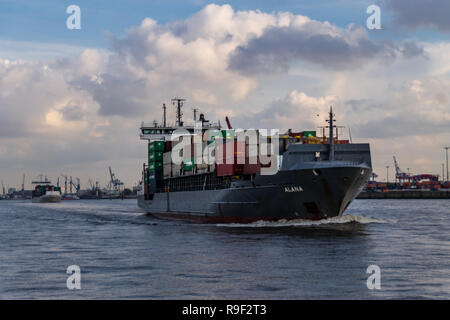 HAMBURG, DEUTSCHLAND - 11 November, 2018: Eine kleine Container schiff nähert sich den Hamburger Hafen. Stockfoto