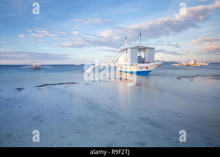 Traditionelle philippinische Bangka Boote am Strand, Panglao, Philippinen Stockfoto