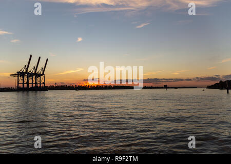 HAMBURG, DEUTSCHLAND - 11 November, 2018: Malerische Aussicht auf Kräne im Hamburger Hafen kalihalde Sonnenuntergang Stunde. Stockfoto