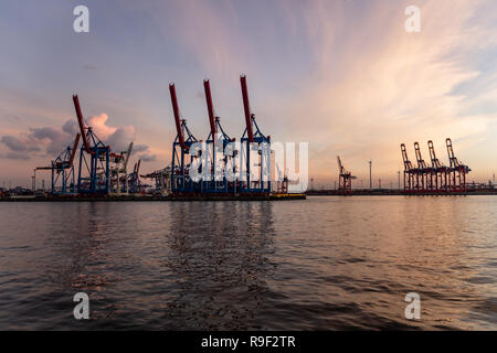 HAMBURG, DEUTSCHLAND - 11 November, 2018: Malerische Aussicht auf Kräne im Hamburger Hafen kalihalde Sonnenuntergang Stunde. Stockfoto