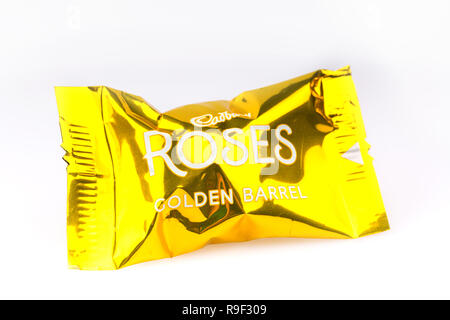 Golden Barrel Cadbury Roses Schokolade auf weißem Hintergrund Stockfoto