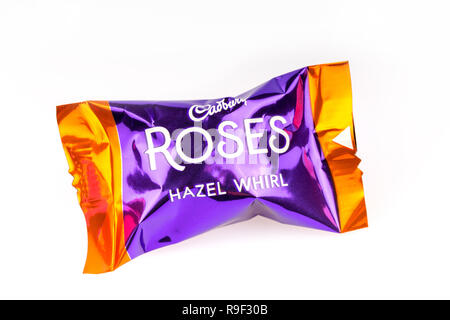 Hazel's Whirl Cadbury Roses Schokolade auf weißem Hintergrund Stockfoto