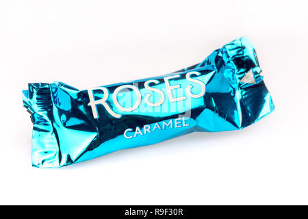 Der Caramel Cadbury Roses Schokolade auf weißem Hintergrund Stockfoto