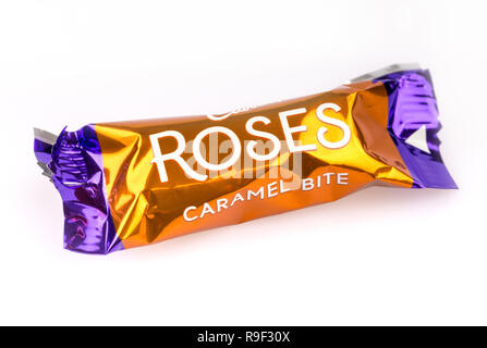 Der Caramel Bite Cadbury Roses Schokolade auf weißem Hintergrund Stockfoto