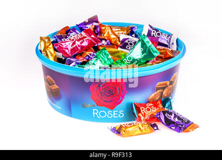 Wanne von Cadbury's Rosen Schokolade auf weißem Hintergrund Stockfoto