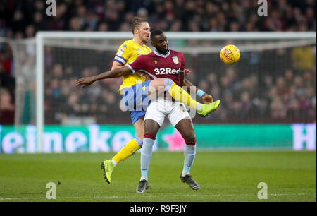 Leeds United ist Lukas Ayling (links) nd Aston Villa Yannick Bolasie Kampf um den Ball in den Himmel Wette WM-Match in der Villa Park, Birmingham. Stockfoto