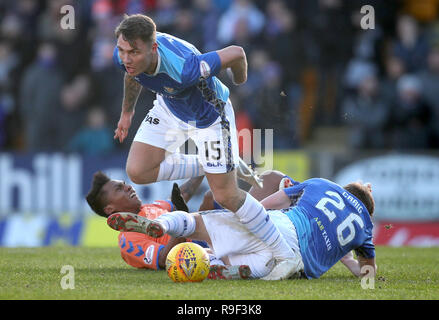 St Johnstone's Jason Kerr und Liam Craig (rechts) gegen Rangers' Alfredo Morelos (links) Während die Ladbrokes Scottish Premier League Spiel im McDiarmid Park, Perth. Stockfoto