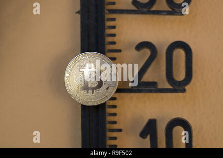 Bitcoin cryptocurrency physischen Münze auf die Temperatur gebracht, Maßstab m am 20. Stockfoto